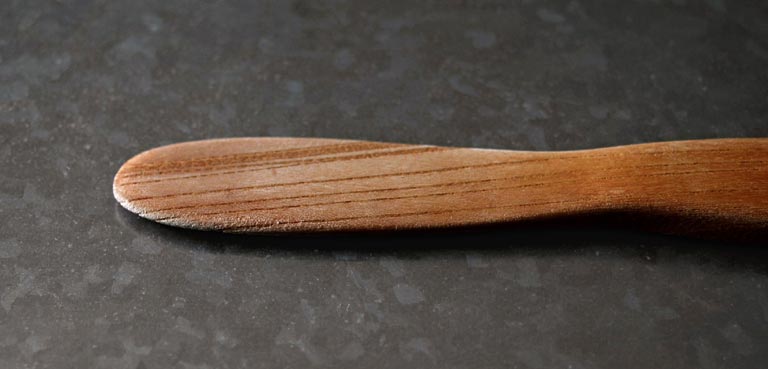 使用した無塗装の木製のバターナイフ