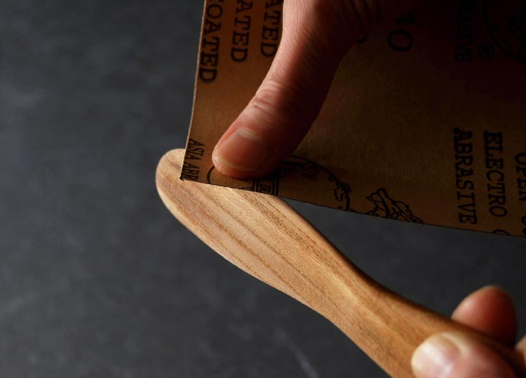 サンドペーパーをかける木製のバターナイフ