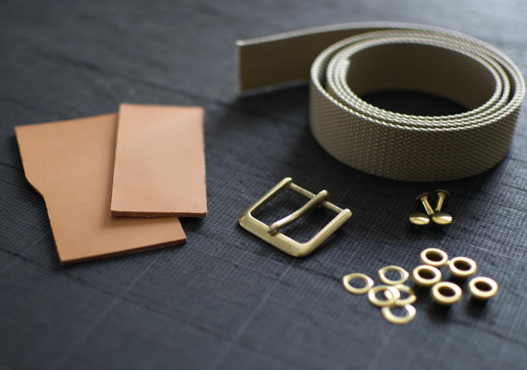 少しの革とナイロンテープと真鍮パーツ