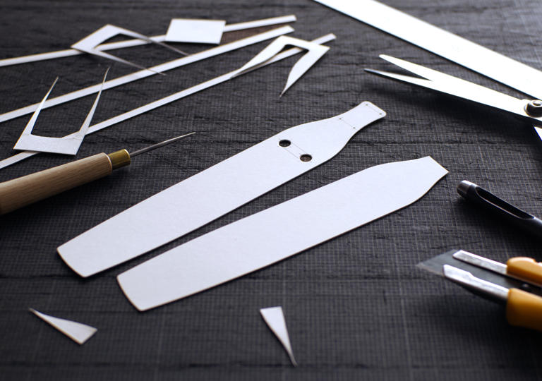 ボール紙に貼り付けた型紙をカット