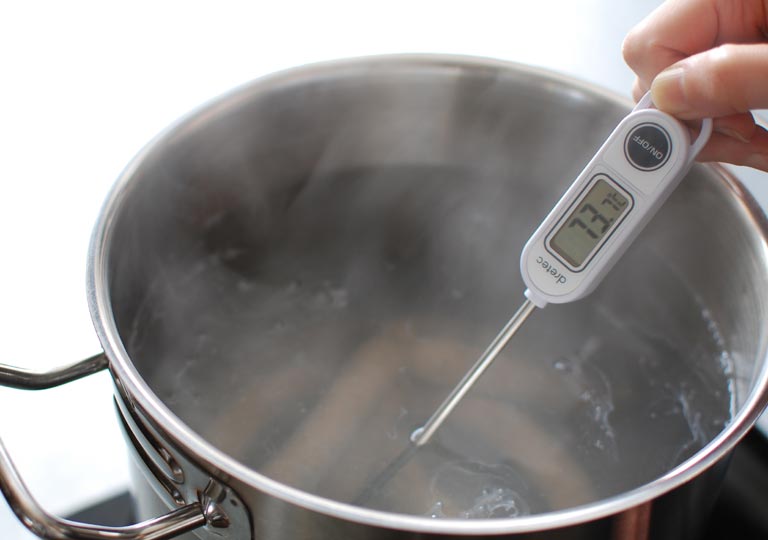 鍋の中の湯温を測定
