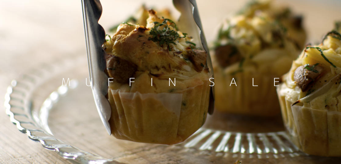 トングでつまんたマフィン