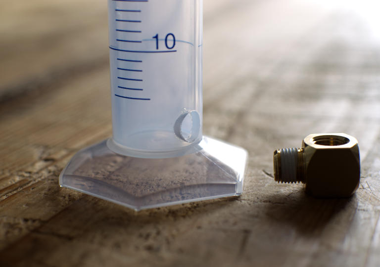 シリンダーの底近くに穴が開けてある