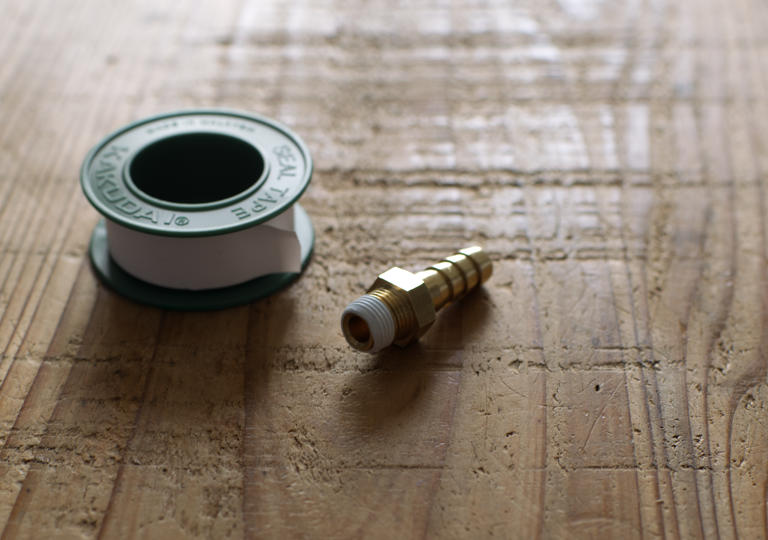 シールテープを先に巻いたホースニップル