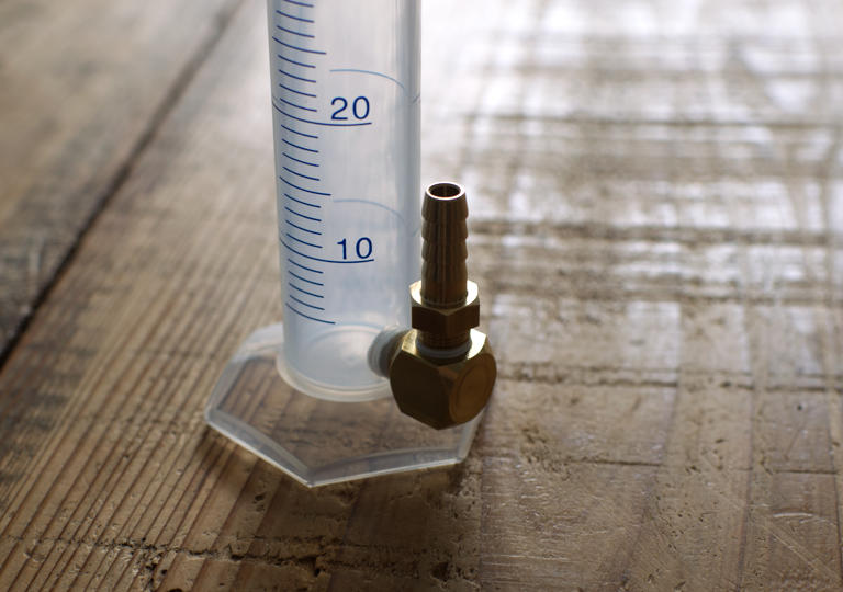 PTエルボにホースニップルを取り付け