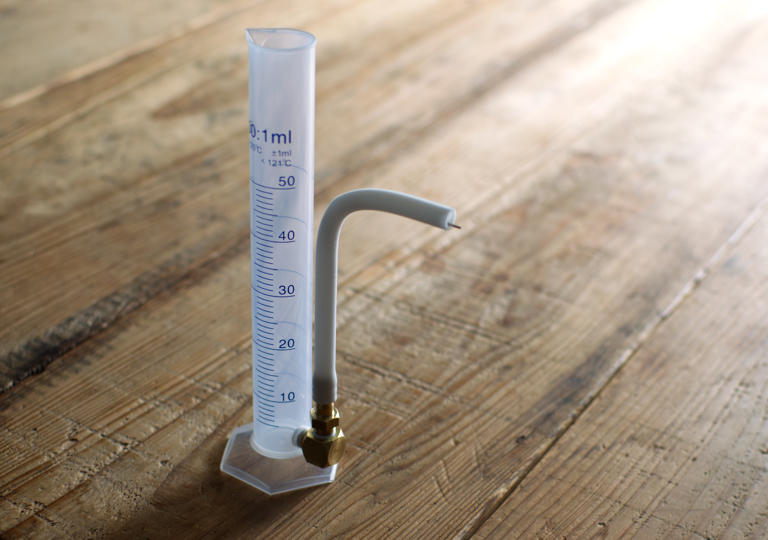 折り曲げられたチューブ