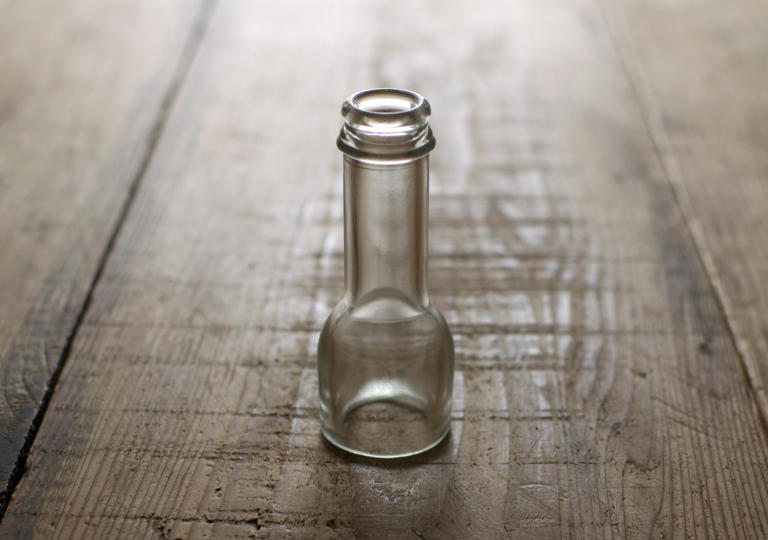 上部をカットした状態のガラス瓶