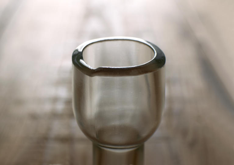 底となる部分の一部が削ってある様子