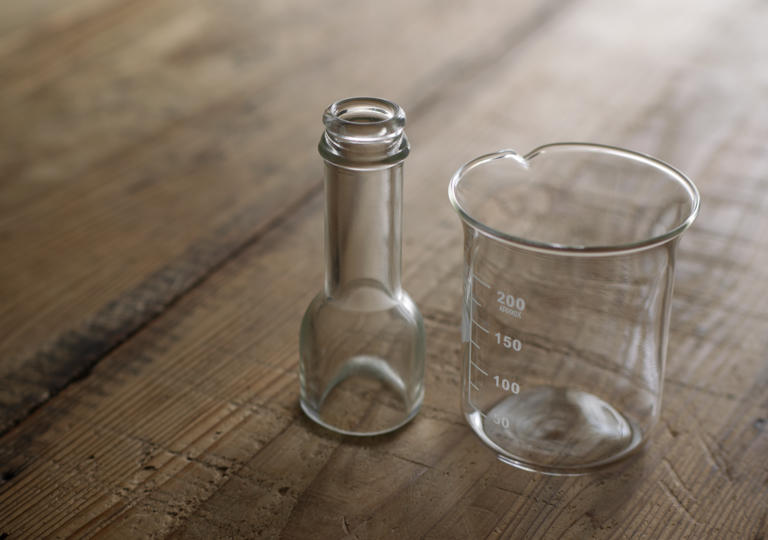 ガラス瓶の上部とビーカーのセット