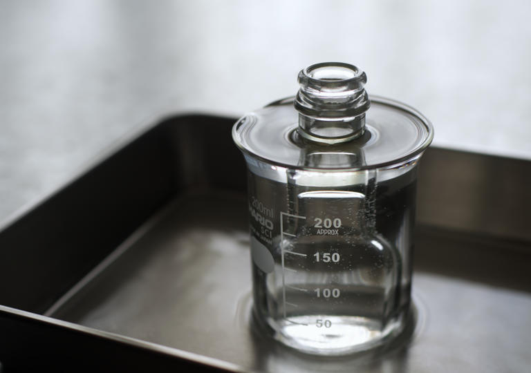 筒状部分の水の上部に油が溜まっている