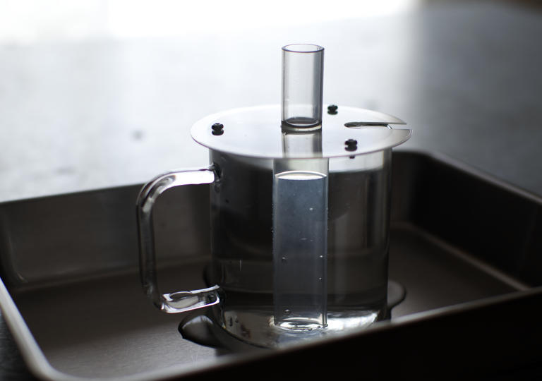 チューブ内に油と水が溜まっている様子