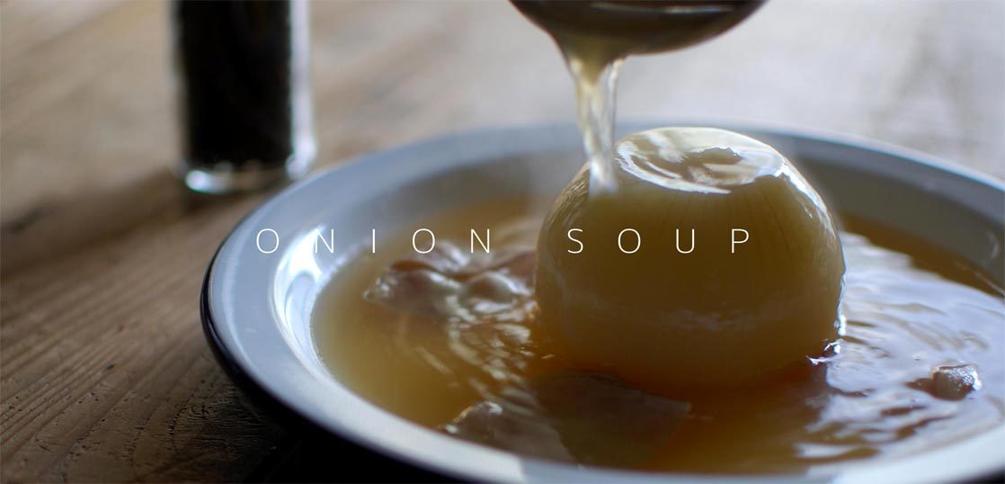 皿に盛り付けたオニオンスープ