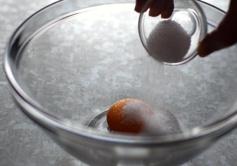 卵黄とグラニュー糖を混ぜる