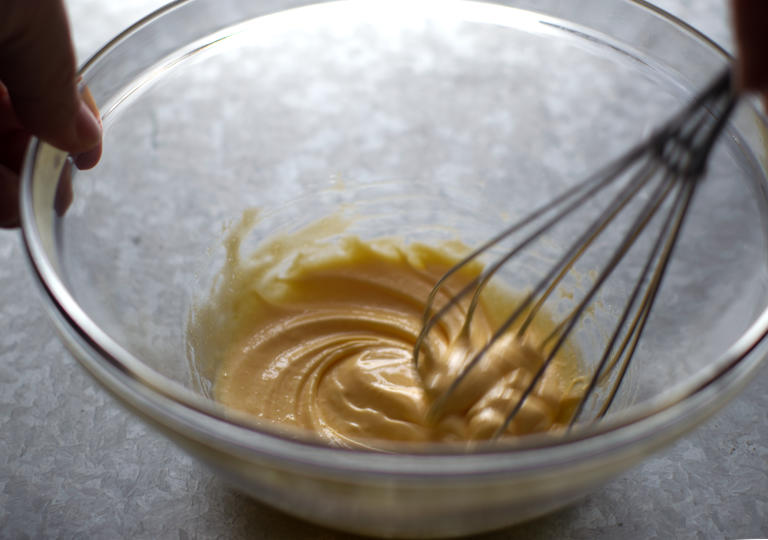 白っぽくなるまですり混ぜます