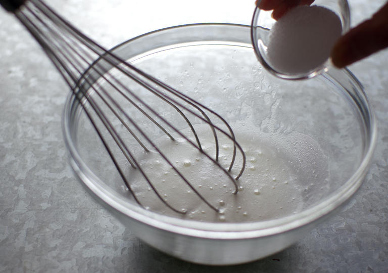 別のボウルに卵白を入れる