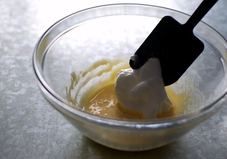 工程1のボウルにメレンゲを加える