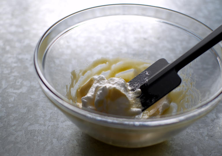 ヘラを使って混ぜ合わせ