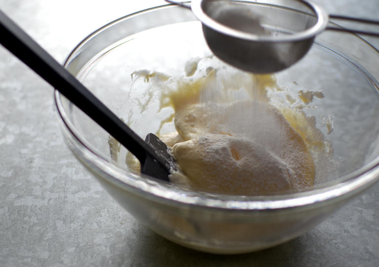 薄力粉をふるっている