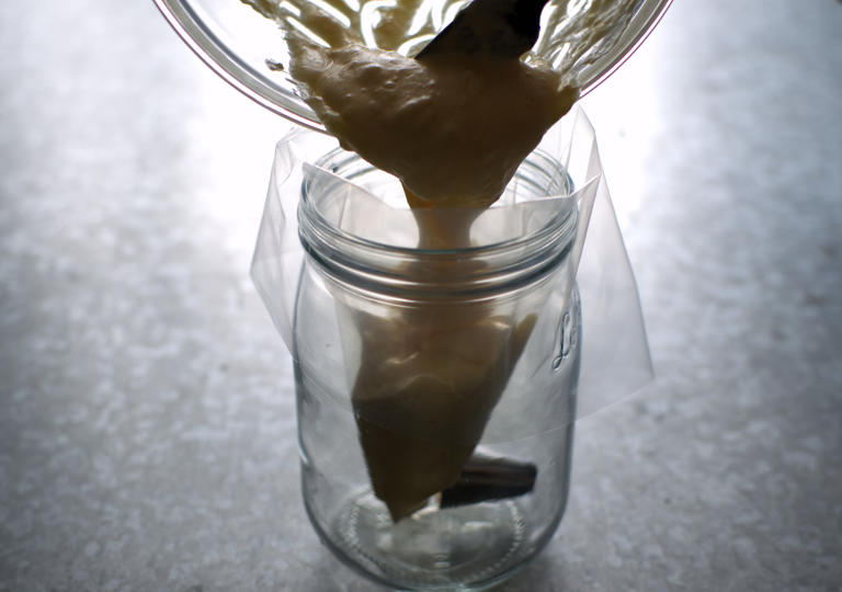 絞り袋に生地を入れる