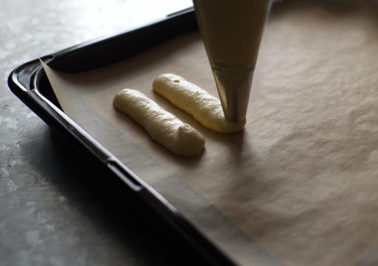 生地を細長く絞る