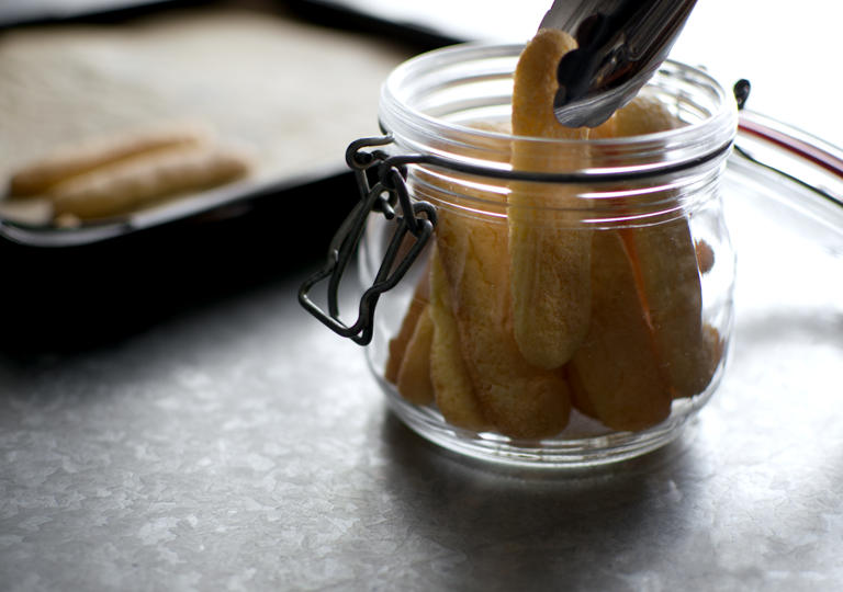 トングでつまむサヴォイアルディ