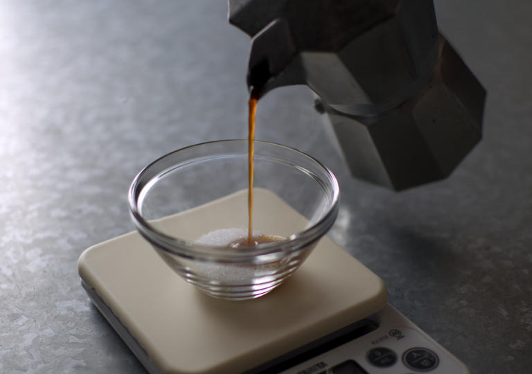 コーヒーシロップを作っている