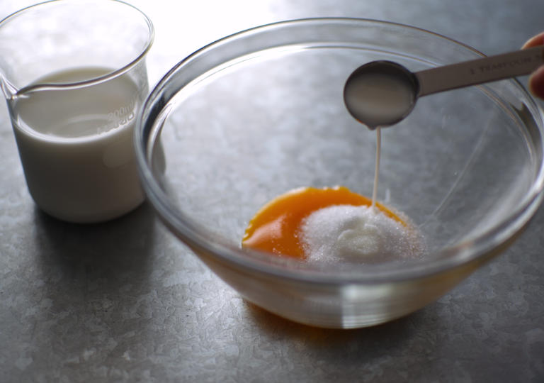 卵黄にグラニュー糖と牛乳を混ぜる
