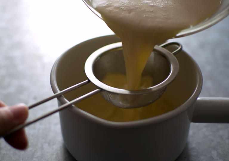 液を濾しながら鍋に入れている