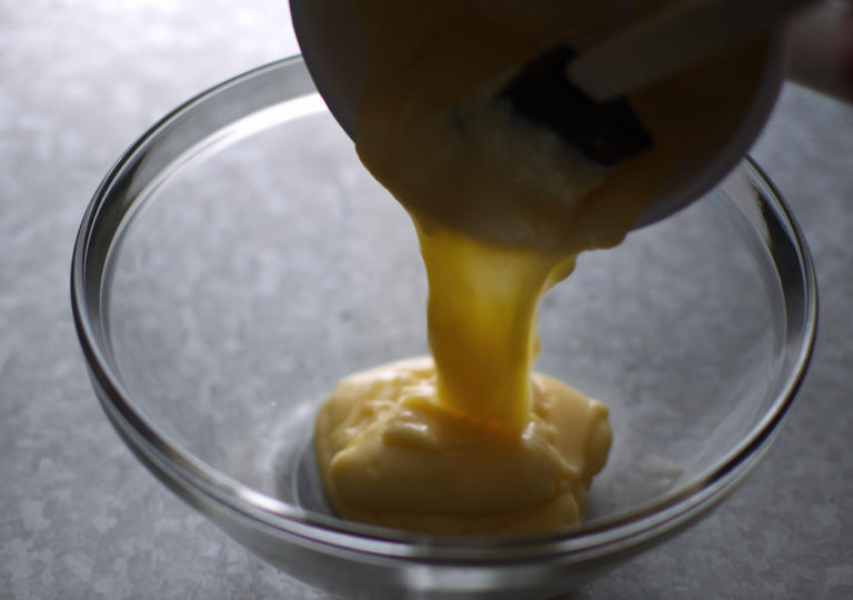 クリームをボウルに移して冷やす