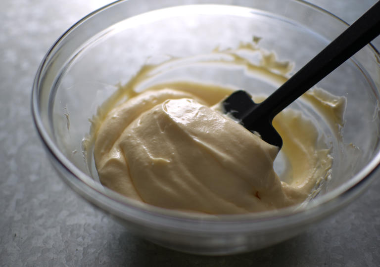 バター入り水切りヨーグルトを混ぜきった状態