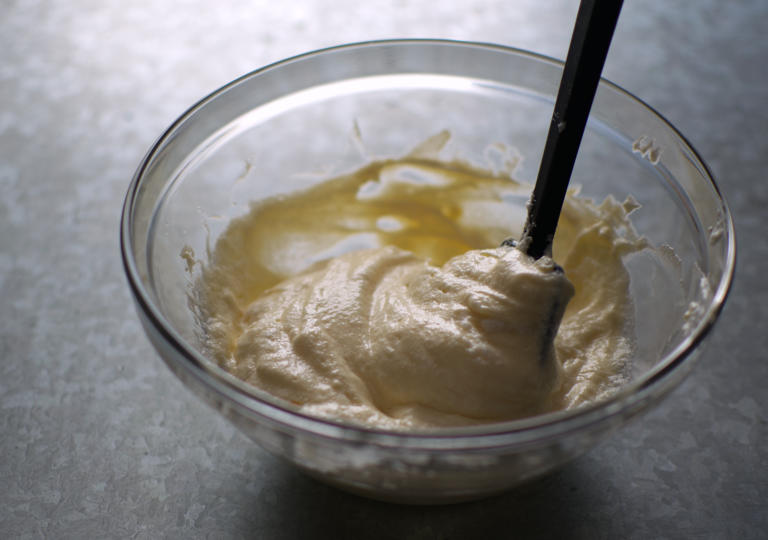 メレンゲをすべて入れて混ぜた様子