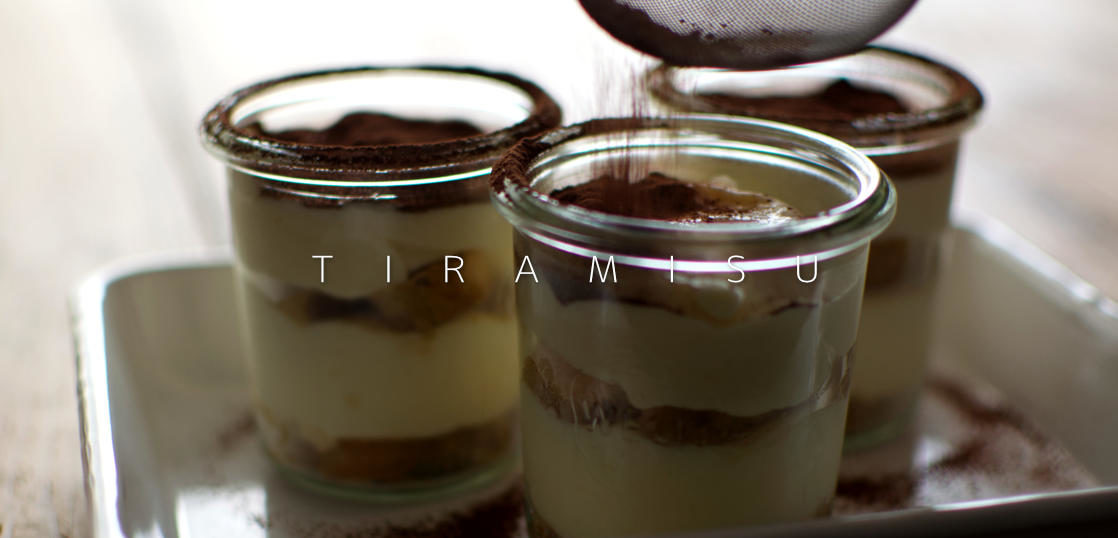 ティラミスにココアパウダーをふるう