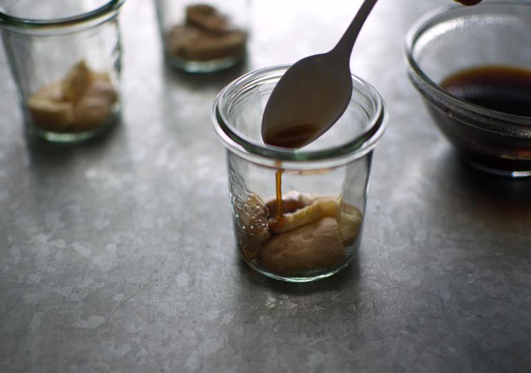 コーヒーシロップを上から垂らしている
