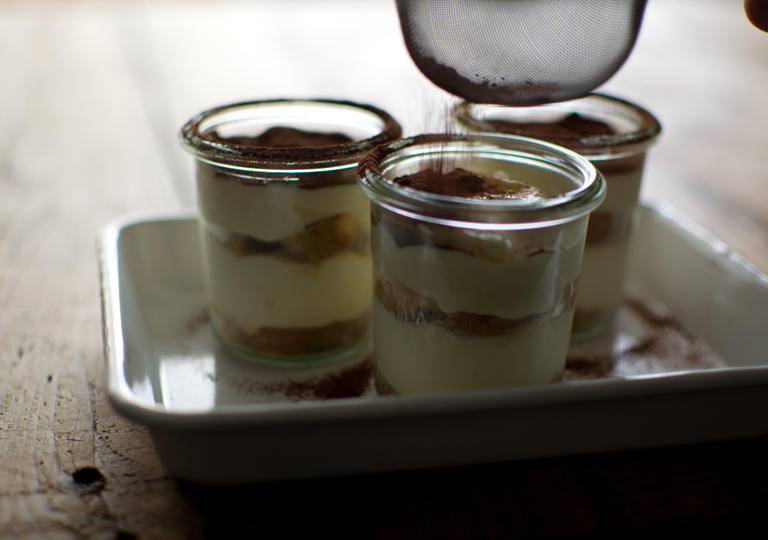 ココアパウダーをかけて仕上げるところ